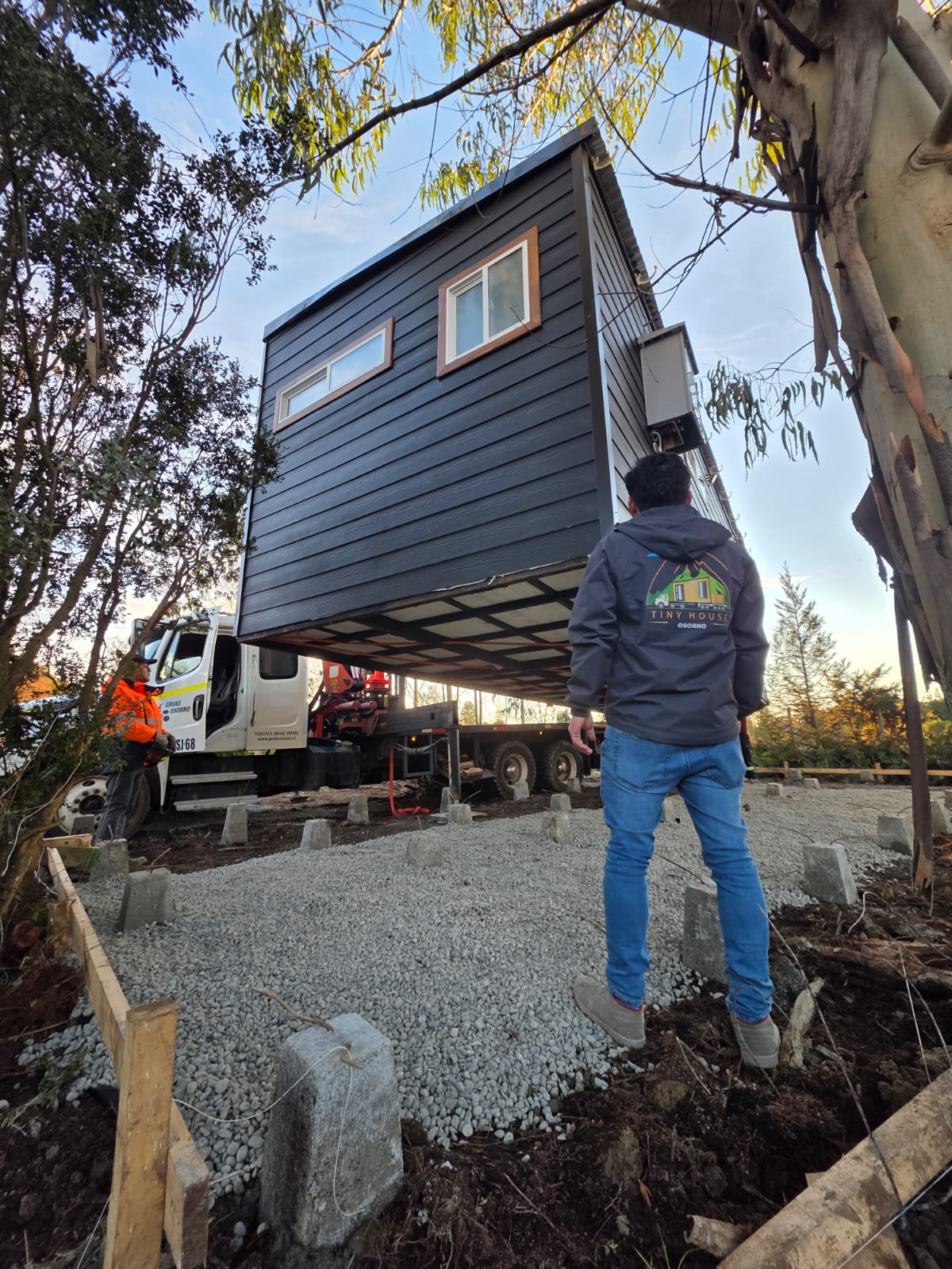 Equipo de Tiny House Osorno trabajando en el taller